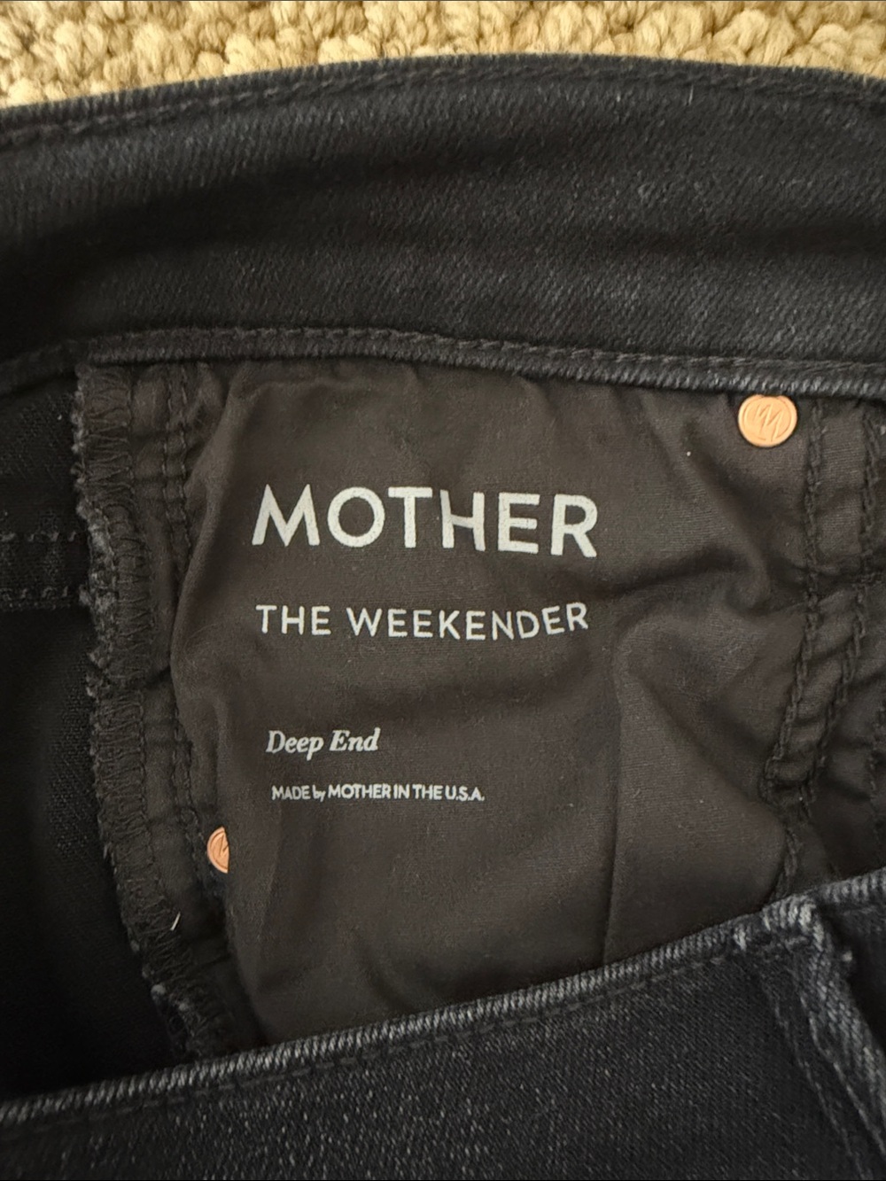 MOTHER Denim The Weekender Deep End Black Flare Jeans Size 26 Like-New - Picture 7 of 8